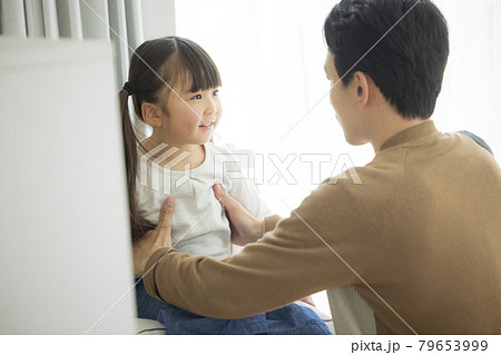 6歳の女の子とパパ 79653999
