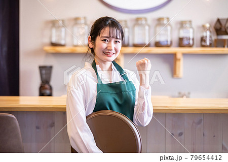 カフェのカウンターにいる女性 カフェのカウンターにいる女性 79654412