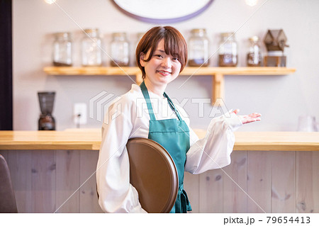 カフェのカウンターにいる女性 カフェのカウンターにいる女性 79654413