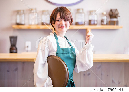 カフェのカウンターにいる女性 カフェのカウンターにいる女性 79654414