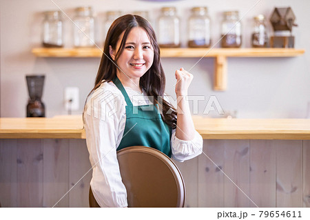 カフェのカウンターにいる女性 79654611