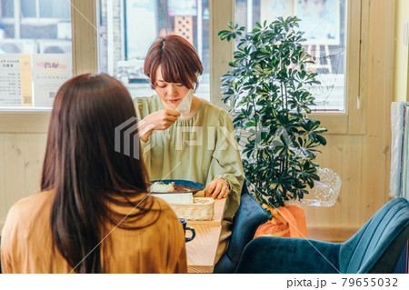マスク会食・マスク飲食する女性 79655032