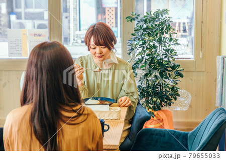 マスク会食・マスク飲食する女性 マスク会食・マスク飲食する女性 79655033