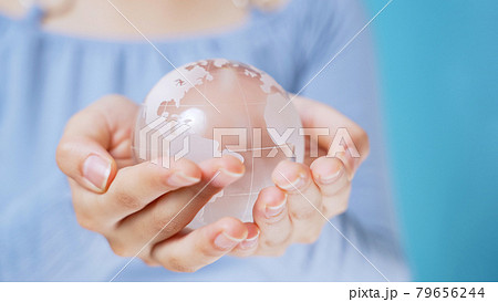 地球儀を持つ女性　環境保護イメージ 79656244