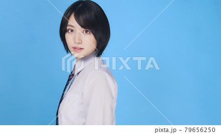 振り返る女子高生 振り返る女子高生 79656250
