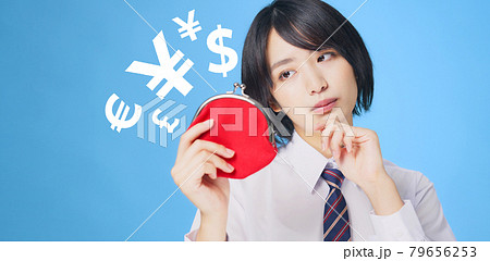 お金のことを考える女性　女子学生 79656253