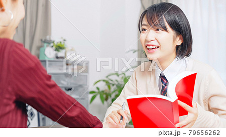 個別指導を受ける女子学生　学習塾　家庭教師 79656262