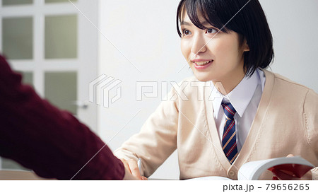 個別指導を受ける女子学生　学習塾　家庭教師 79656265