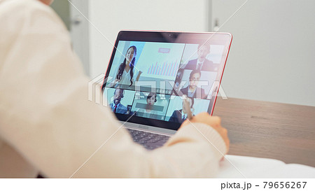 オンライン授業を受ける女子学生 79656267