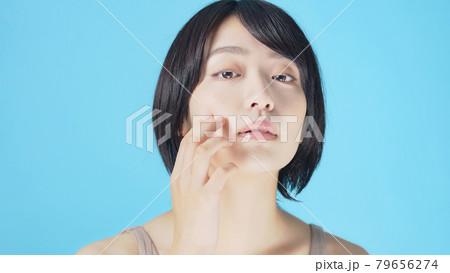 お肌をチェックする女性 スキンケアイメージ お肌をチェックする女性 スキンケアイメージ 79656274