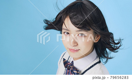 髪をなびかせる女子学生 高校生 受験生 髪をなびかせる女子学生 高校生 受験生 79656283