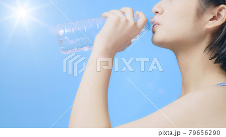 ペットボトルの水を飲む女性　水分補給 79656290