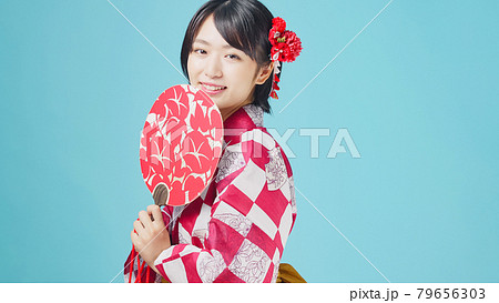 うちわを持つ浴衣の女性 79656303