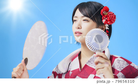 ハンディファンとネックファンと団扇を使う浴衣姿の女性 ハンディファンとネックファンと団扇を使う浴衣姿の女性 79656310