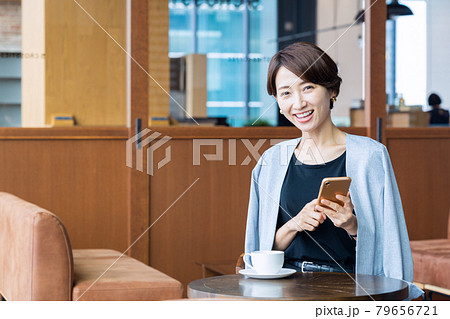カフェ　シェアオフィス　コワーキング　ビジネス　オフィス 79656721