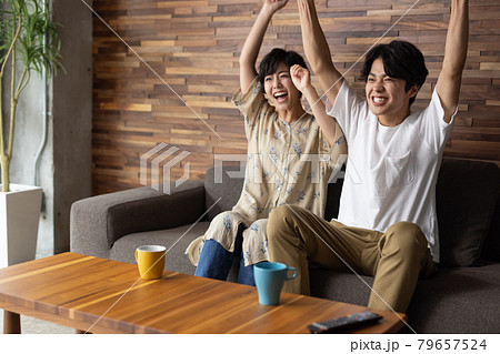 リビングでテレビを見るカップル 79657524