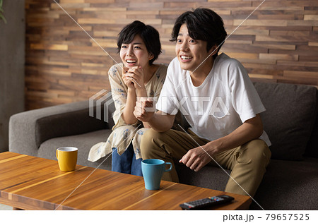 リビングでテレビを見るカップル 79657525