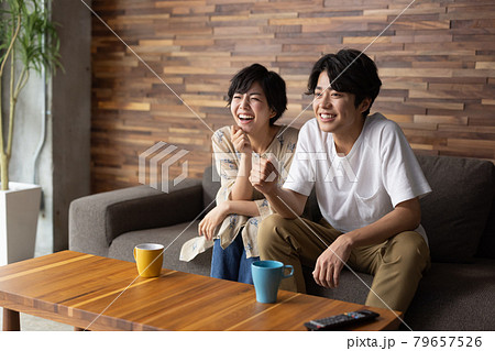 リビングでテレビを見るカップル 79657526