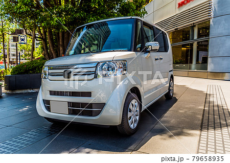 ショールームに展示された白い軽自動車 79658935