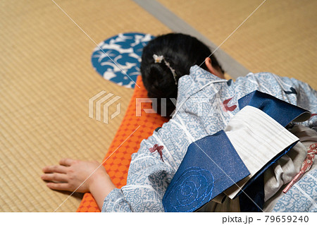 夏の暑さにバテている女性 夏の暑さにバテている女性 79659240