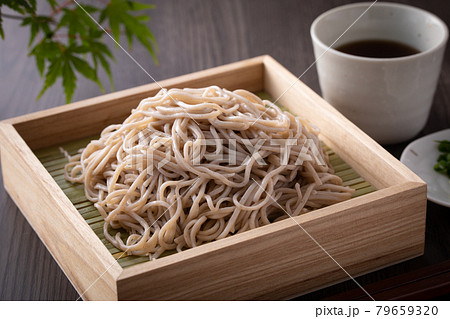 ざるそばを食べる 79659320
