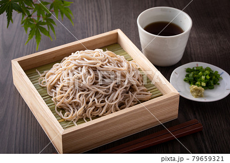 ざるそばを食べる 79659321