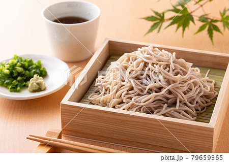 ざるそばを食べる 79659365