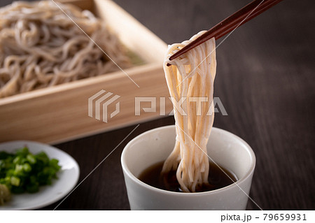 ざるそばを食べる 79659931