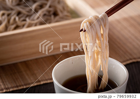ざるそばを食べる 79659932