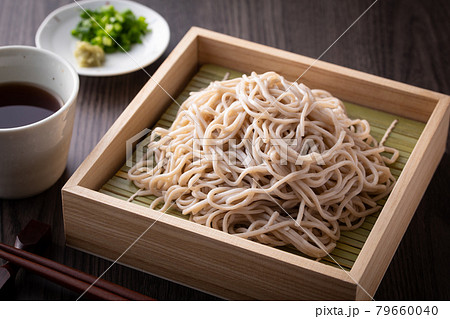 ざるそばを食べる ざるそばを食べる 79660040