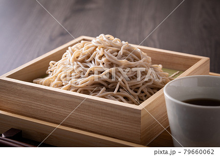 ざるそばを食べる 79660062