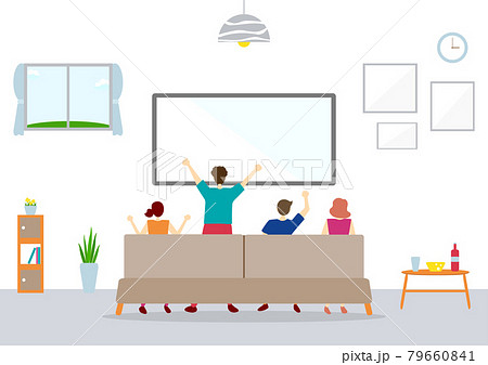 部屋でスポーツ観戦をする人達 79660841
