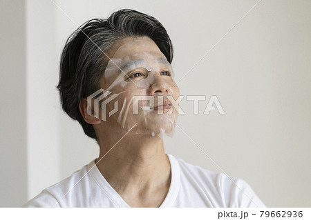 シートパックをするミドルの男性 79662936