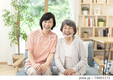 笑顔の介護士とシニア女性 79663171