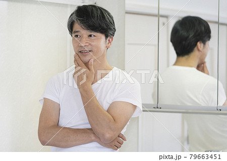 洗面所の鏡の前に立つ中高年男性 洗面所の鏡の前に立つ中高年男性 79663451