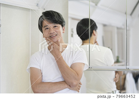 洗面所の鏡の前に立つ中高年男性 洗面所の鏡の前に立つ中高年男性 79663452