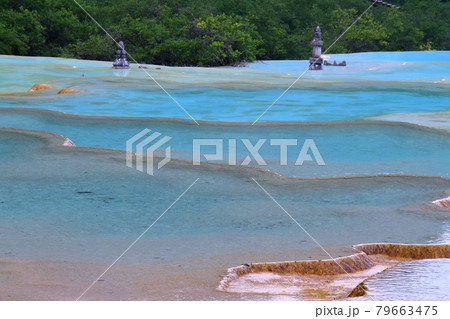 中国四川省アバ・チベット族チャン族自治州松潘県　世界自然遺産黄龍風景区の五彩池の鮮やかな青い水 79663475