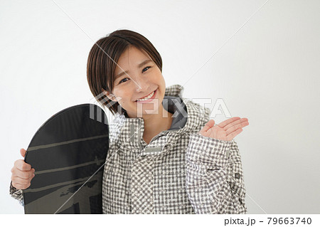 スノーボードウェアの女性 79663740