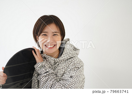 スノーボードウェアの女性 79663741