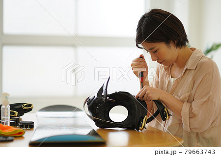 スノーボード板の手入れをする女性 スノーボード板の手入れをする女性 79663743