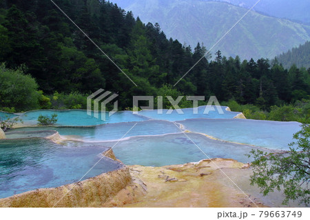 中国四川省アバ・チベット族チャン族自治州松潘県 世界自然遺産黄龍風景区石灰棚の鮮やかな青い水 中国四川省アバ・チベット族チャン族自治州松潘県 世界自然遺産黄龍風景区石灰棚の鮮やかな青い水 79663749