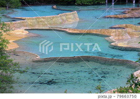 中国四川省アバ・チベット族チャン族自治州松潘県 世界自然遺産黄龍風景区石灰棚の鮮やかな青い水 中国四川省アバ・チベット族チャン族自治州松潘県 世界自然遺産黄龍風景区石灰棚の鮮やかな青い水 79663750