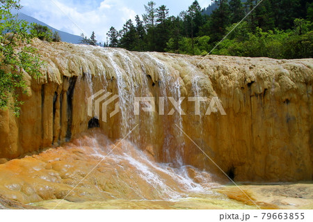中国四川省アバ・チベット族チャン族自治州松潘県 世界自然遺産黄龍風景区の滝と水の流れ 中国四川省アバ・チベット族チャン族自治州松潘県 世界自然遺産黄龍風景区の滝と水の流れ 79663855
