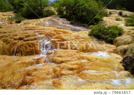 中国四川省アバ・チベット族チャン族自治州松潘県 世界自然遺産黄龍風景区の滝と水の流れ 中国四川省アバ・チベット族チャン族自治州松潘県 世界自然遺産黄龍風景区の滝と水の流れ 79663857