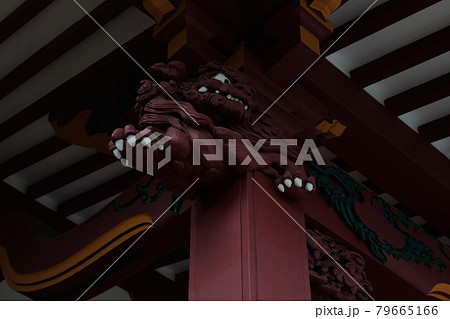 東京浅草・浅草寺境内・淡島堂正面柱の獅子吽形 79665166