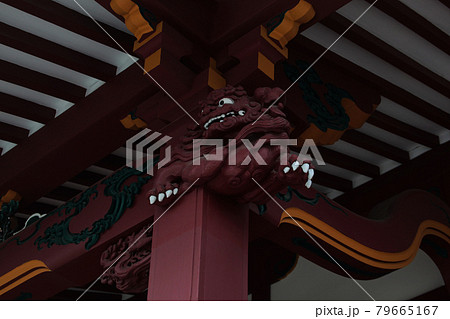 東京浅草・浅草寺境内・淡島堂正面柱の獅子阿形 79665167