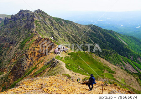 八ヶ岳 赤岳山頂直下から見る横岳方面 八ヶ岳 赤岳山頂直下から見る横岳方面 79666074