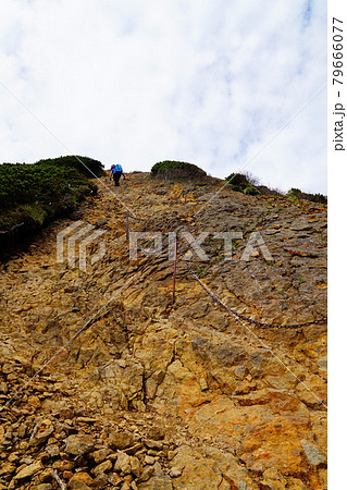 八ヶ岳　赤岳山頂直下の鎖場 79666077