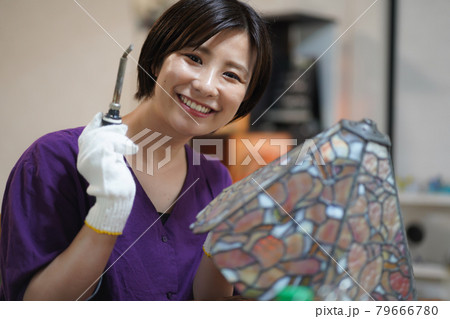 ステンドグラスのランプを作る女性 79666780