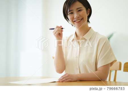 ボールペン字の練習をする女性 79666783